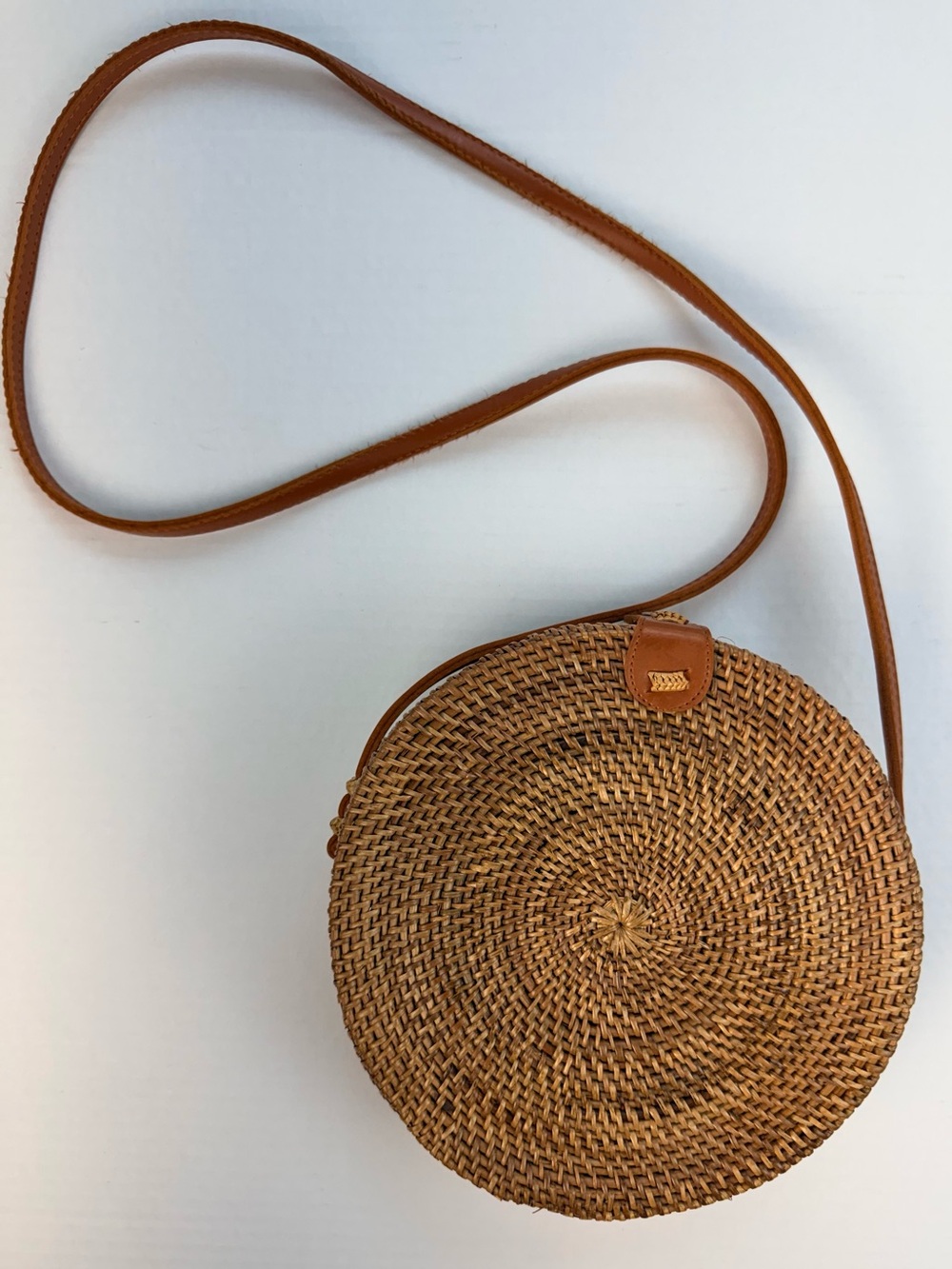 Round Woven Straw Crossbody Bag in Brown snap closure 8” diameter cottagecore